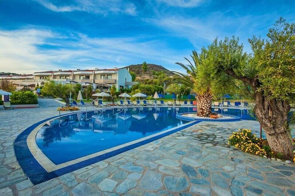 Een foto van het zwembad bij Xenios Anastasia Resort & Spa