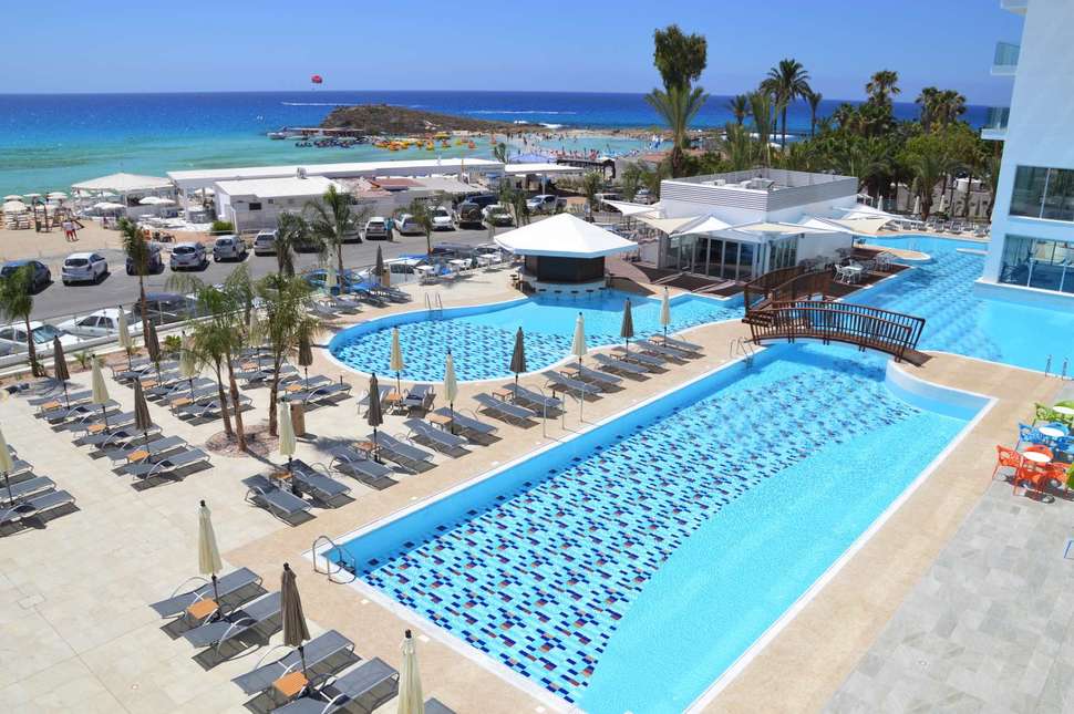 Een foto van het zwembad bij Vassos Nissi Plage Hotel
