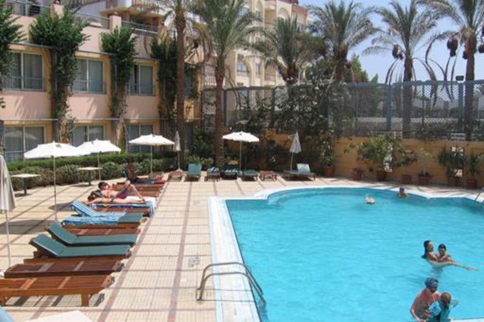 Een foto van het zwembad bij Sea Garden Hotel