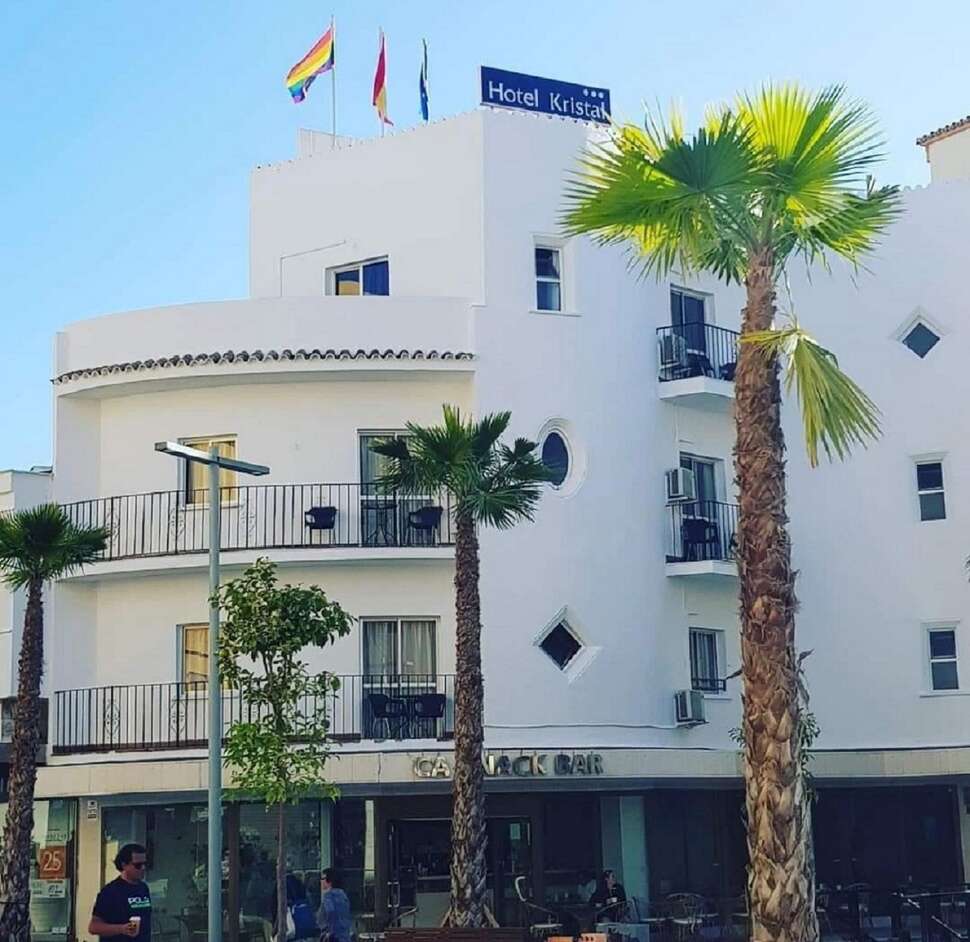 Een foto van de buitenkant van Hotel Kristal