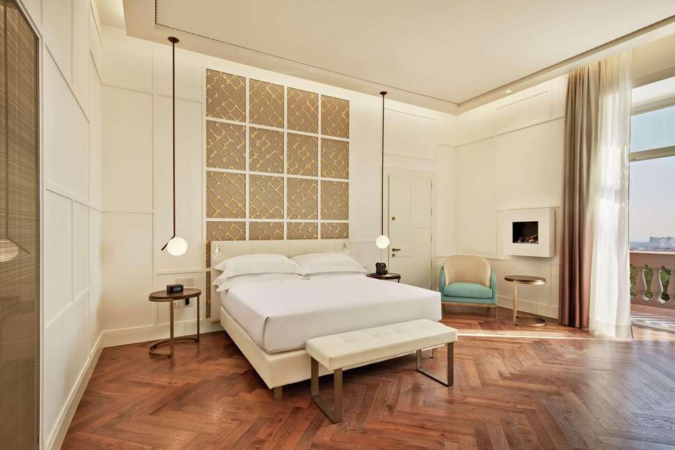 Ein Foto De Bonart Naples Curio Collection by Hilton