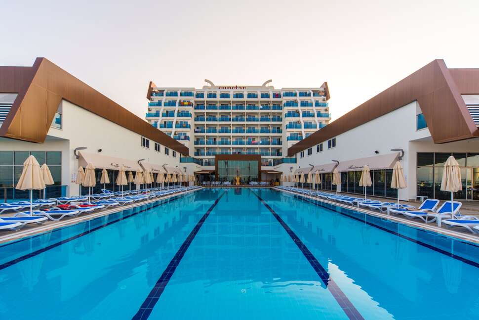 Een foto van het zwembad bij Sun Star Resort