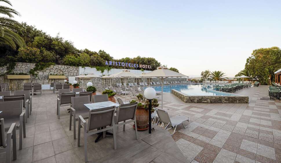 Een foto van het terras bij Aristoteles Holiday Resort & Spa