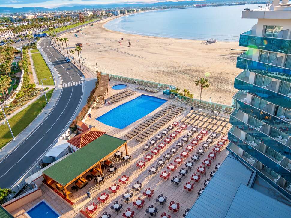 Ein Foto von der Außenansicht des Hotel Golden Donaire Beach