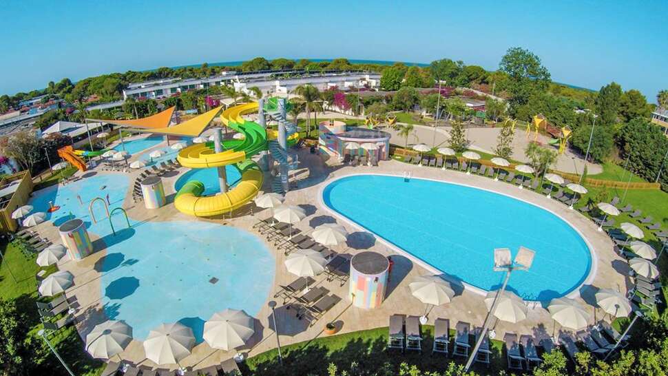 Een foto van het zwembad bij Robinson Club Apulia