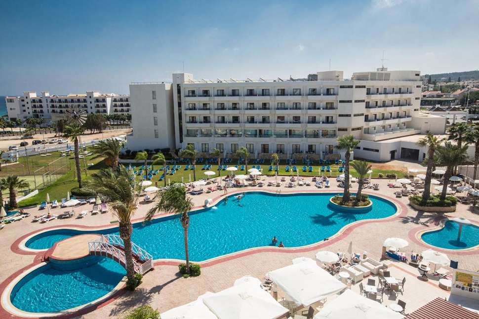 Ein Foto vom Pool im Tsokkos Protaras Beach Hotel