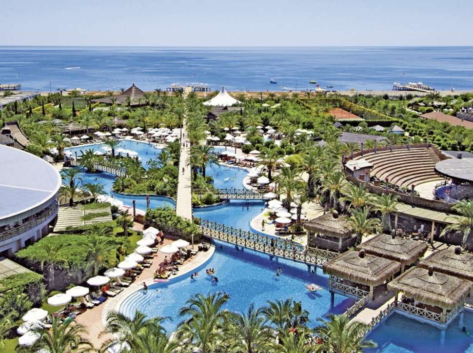Een foto van het zwembad bij Royal Wings Hotel