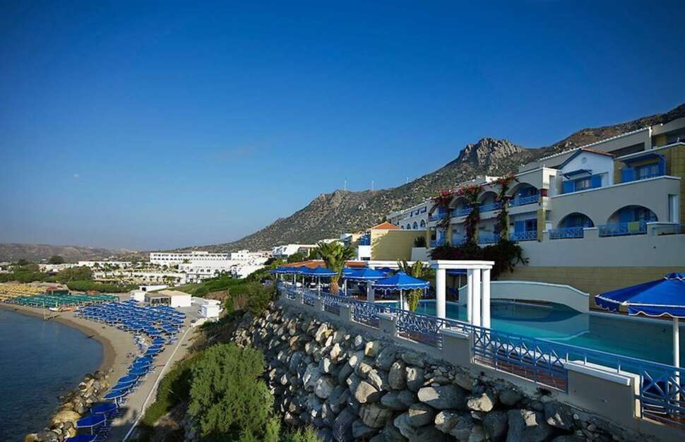 Een foto van het zwembad bij Mitsis Summer Palace Beach Hotel
