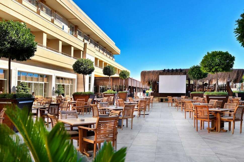 Een foto van het terras bij Crystal De Luxe Comfort Collection