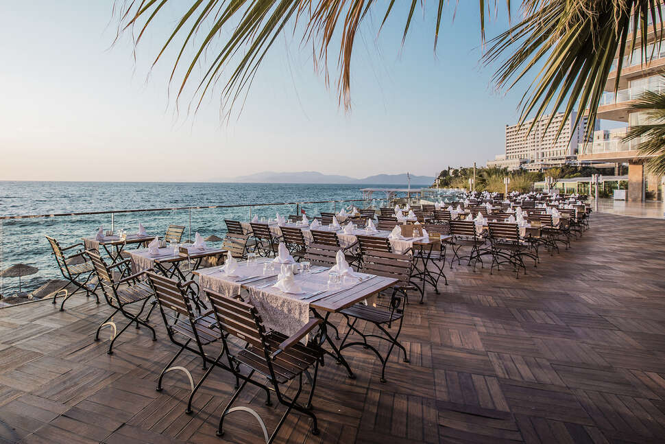 Een foto van het terras bij Charisma De Luxe Hotel