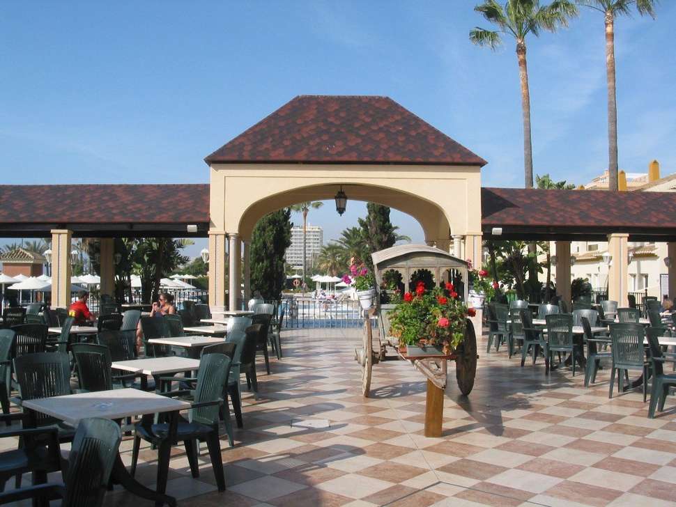 Een foto van het terras bij Occidental Torremolinos Playa
