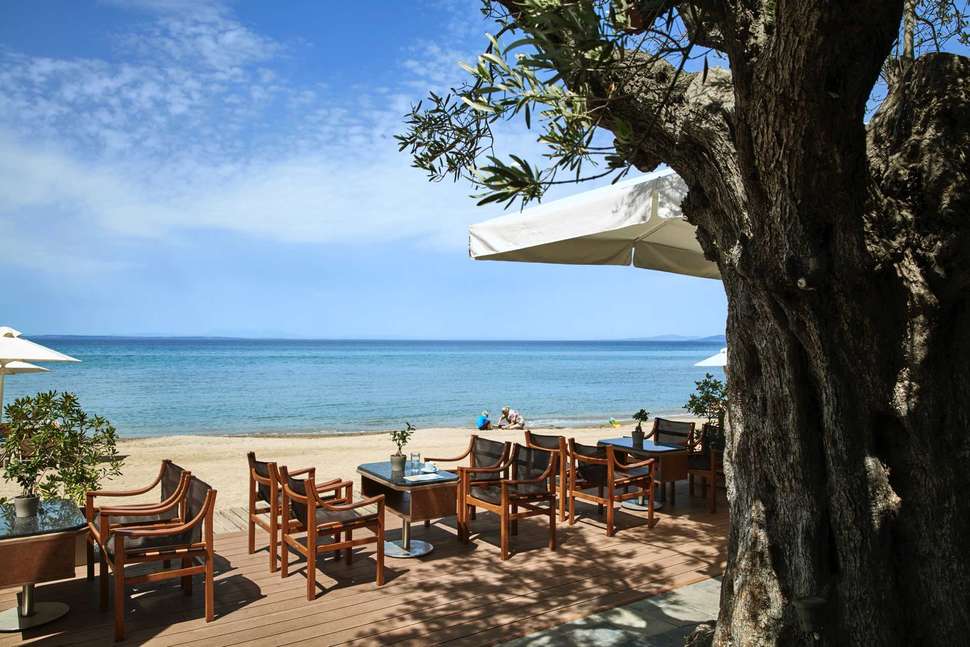 Een foto van het terras bij Anthemus Sea Beach Hotel & Spa