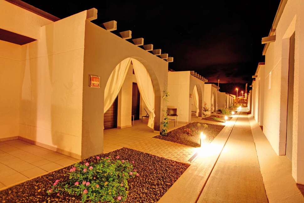 Een foto van de buitenkant van R2 Romantic Fantasia Dreams & Suites Hotel
