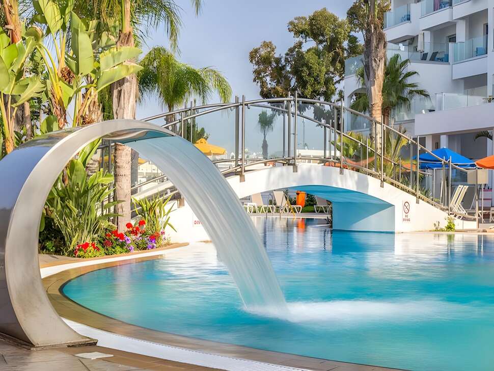 Een foto van het zwembad bij Anesis Hotel