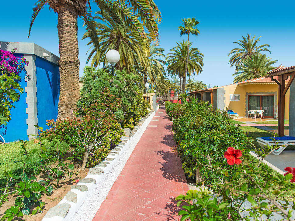 Een foto van de buitenkant van HL Bungalows Miraflor Suites