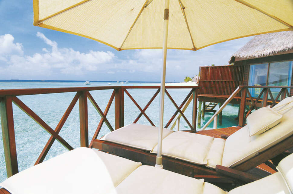 Ein Foto von der Terrasse im Thulhagiri Island Resort & Spa