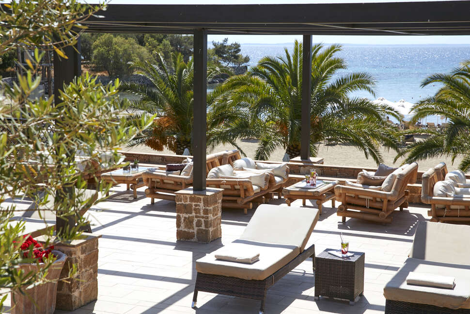 Een foto van het terras bij Anthemus Sea Beach Hotel & Spa