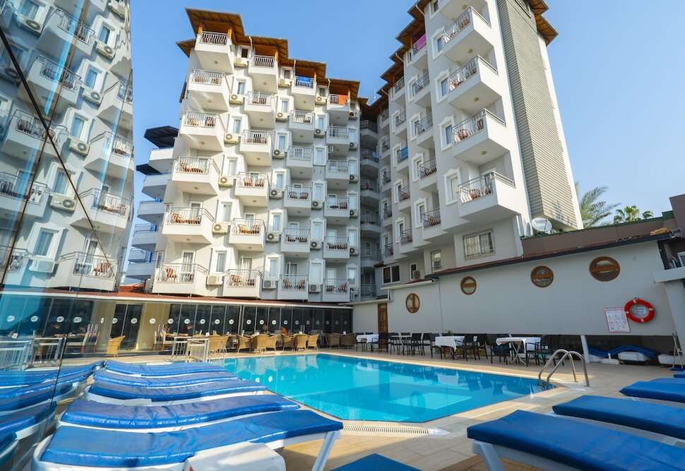 Ein Foto vom Pool im Azak Beach Hotel