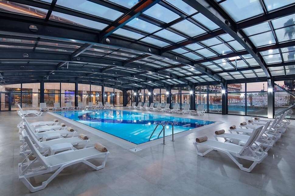 Een foto van het zwembad bij Aydinbey Queen's Palace & Spa