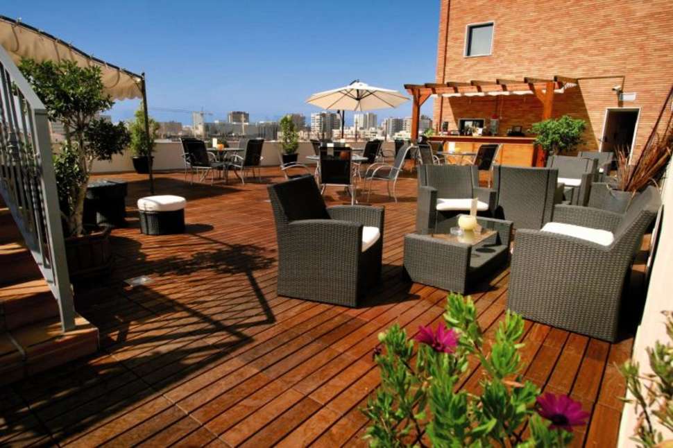 Een foto van het terras bij Salles Hotel Malaga Centro