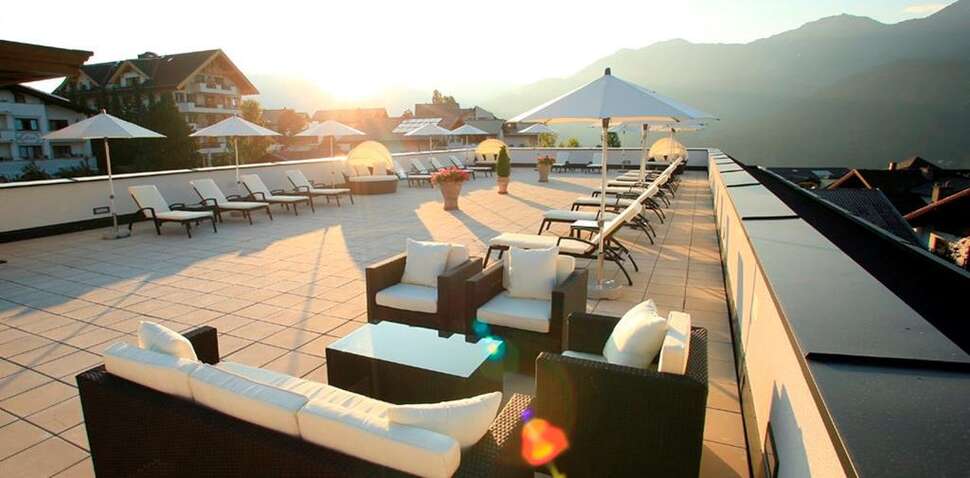 Een foto van het terras bij Hotel Chesa Monte