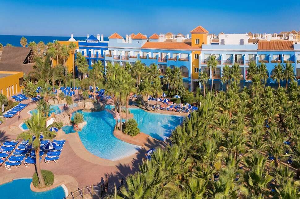Een foto van de buitenkant van Playaballena Hotel