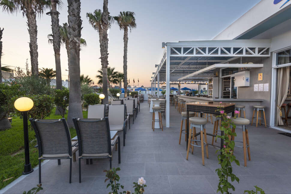 Een foto van het terras bij Hotel Tropical Sol