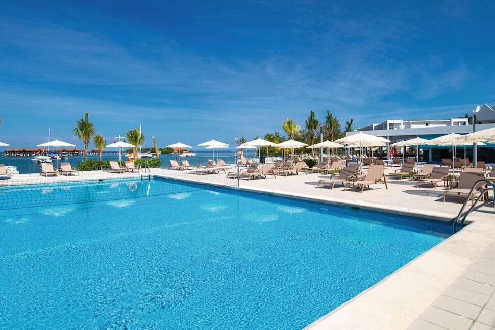Een foto van het zwembad bij Riu Montego Bay