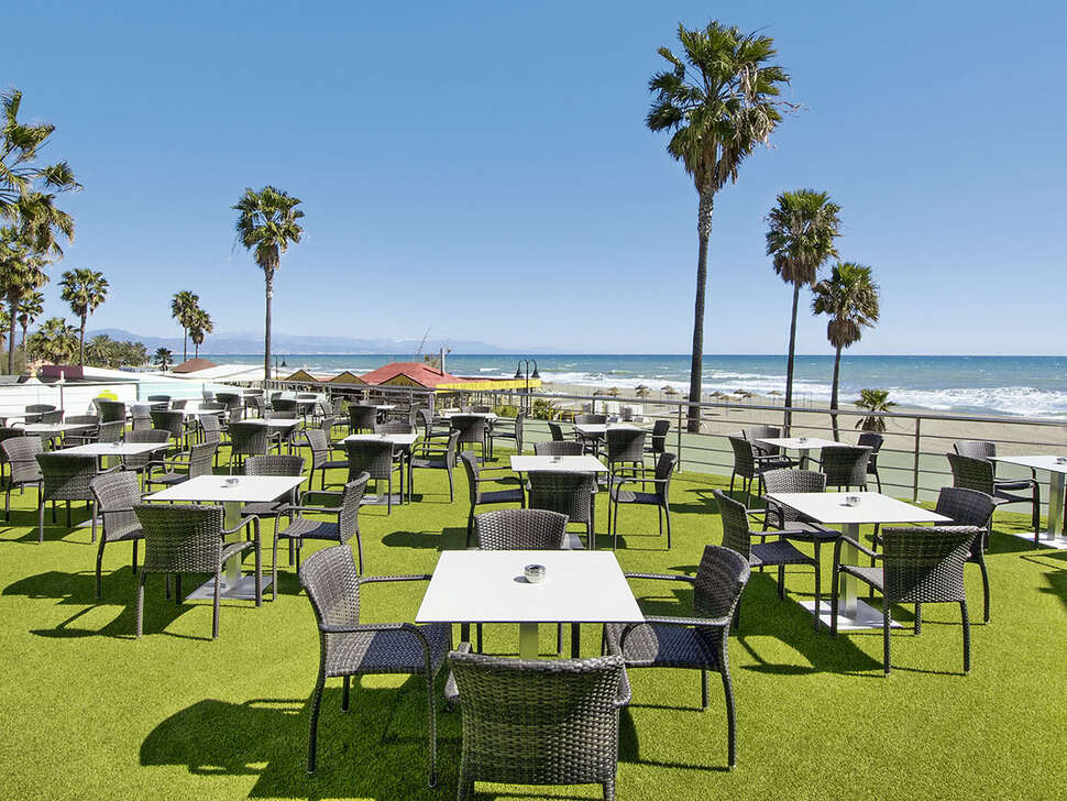 Een foto van het terras bij Hotel Pez Espada
