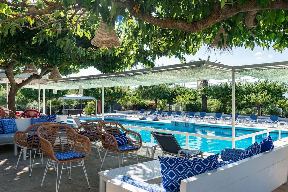 Een foto van het terras bij Sirocco Hotel Kalamaki
