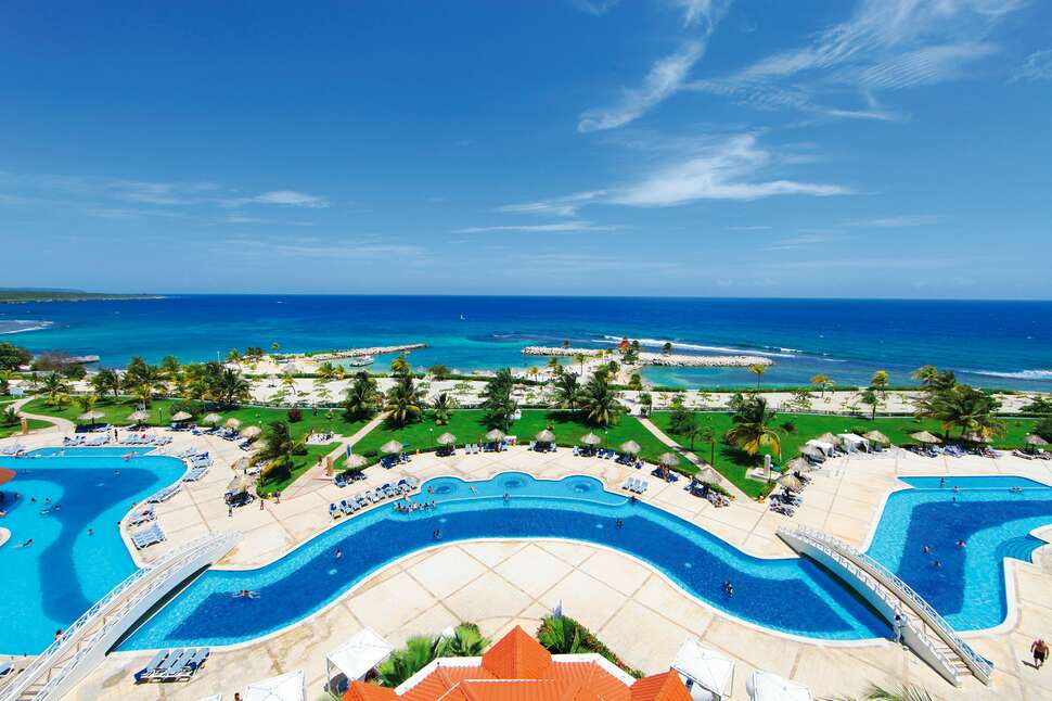Een foto van het zwembad bij Grand Bahia Principe Jamaica