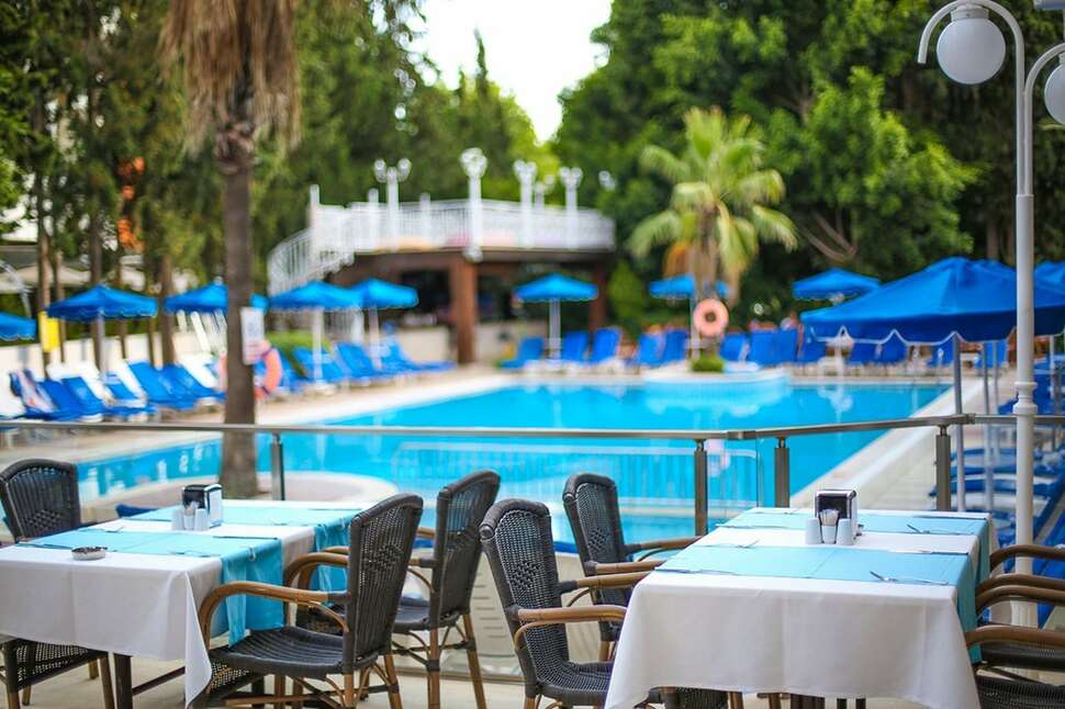 Een foto van het zwembad bij Hotel Kaya Maris