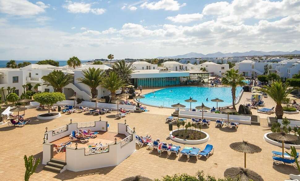 Een foto van het zwembad bij Floresta Aparthotel
