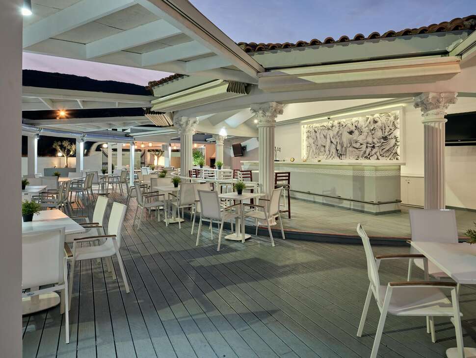 Een foto van het terras bij Meandros Boutique & Spa