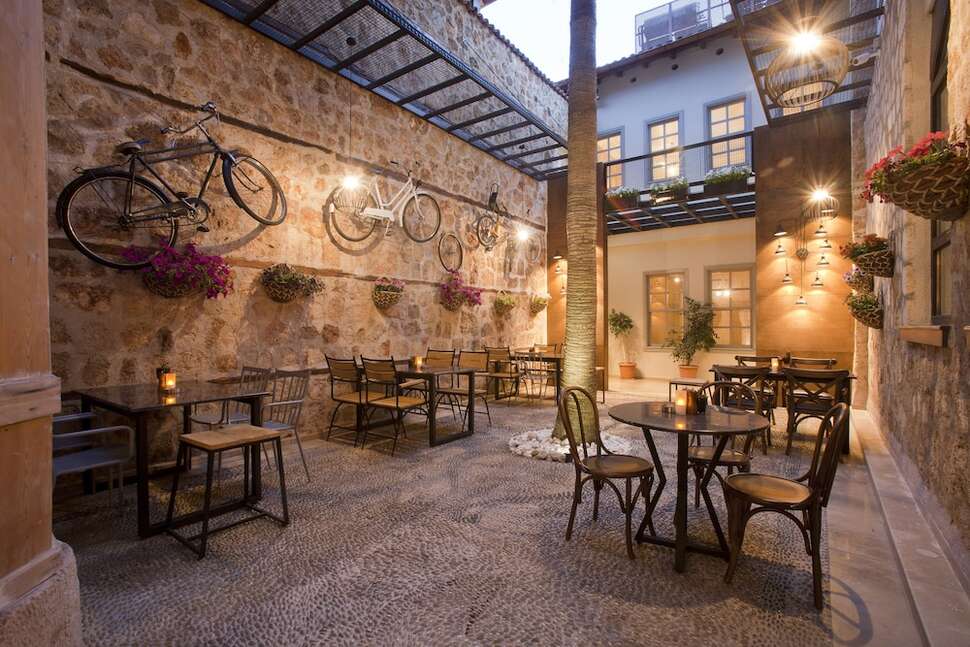 Een foto van het terras bij Alp Pasa Hotel