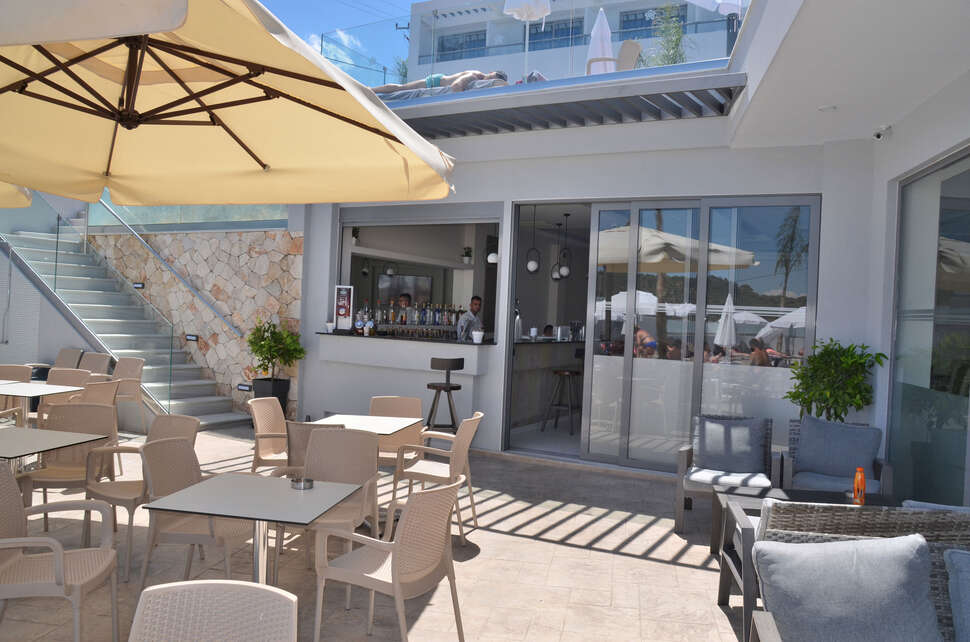 Een foto van het terras bij Tesoro Hotel