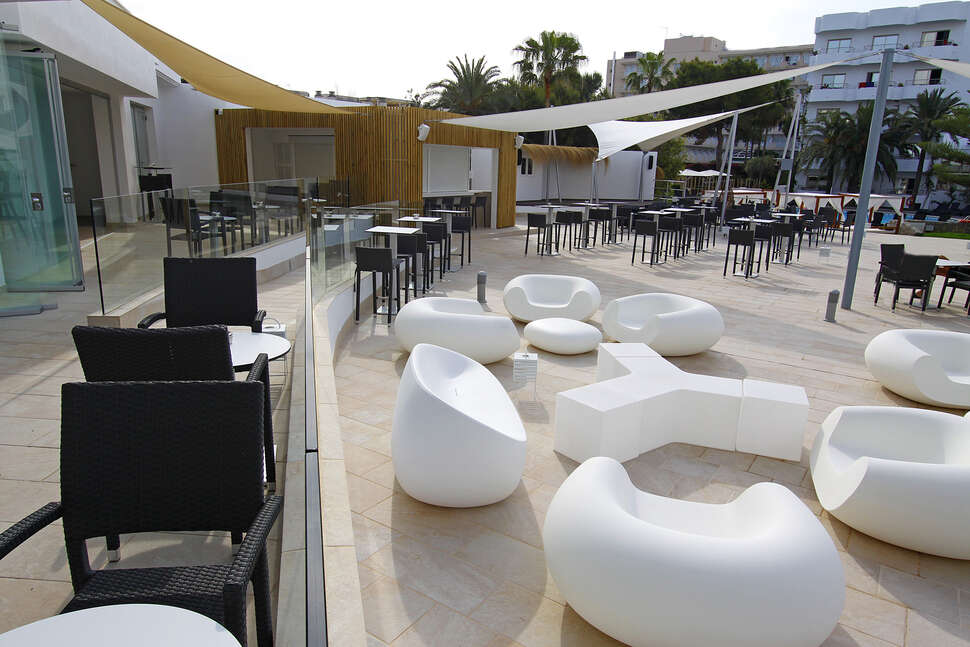 Een foto van het terras bij BG Pamplona Hotel