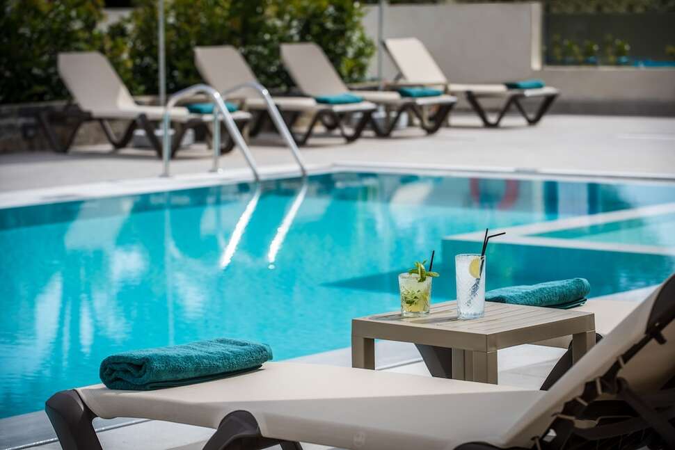 Een foto van het zwembad bij Petousis Hotel & Suites