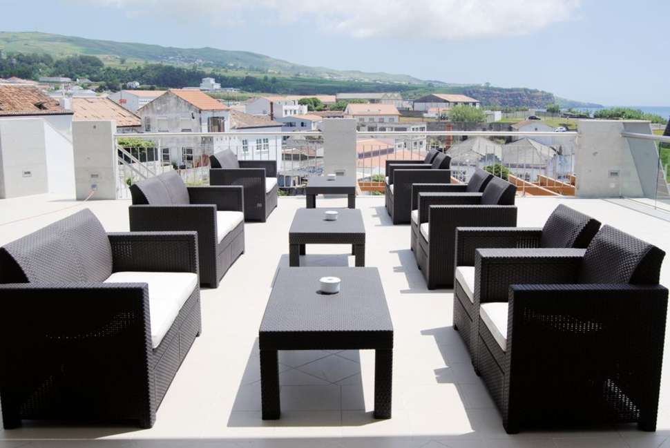 Een foto van het terras bij Angra Marina Hotel