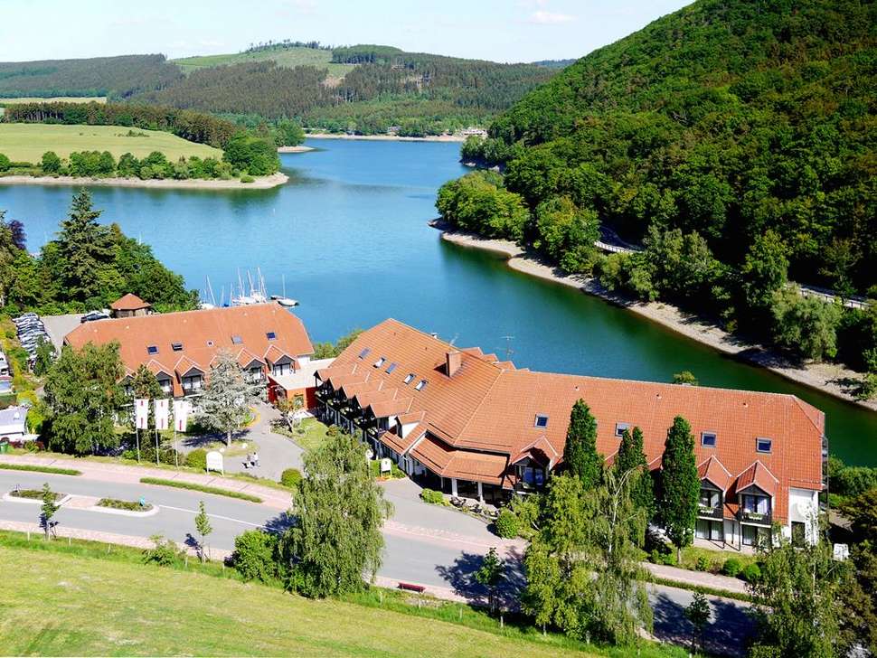 Een foto van de buitenkant van Göbel's Seehotel Diemelsee