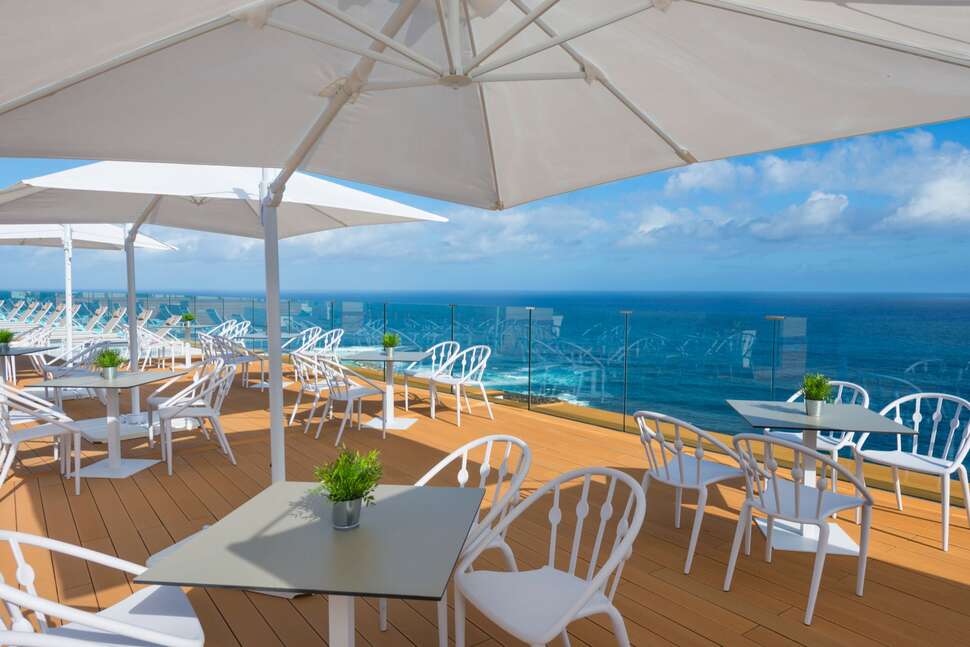 Een foto van het terras bij Atlantic Mirage Suites & Spa
