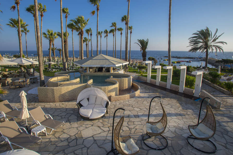 Een foto van het terras bij Leonardo Plaza Cypria Maris Beach Hotel & Spa