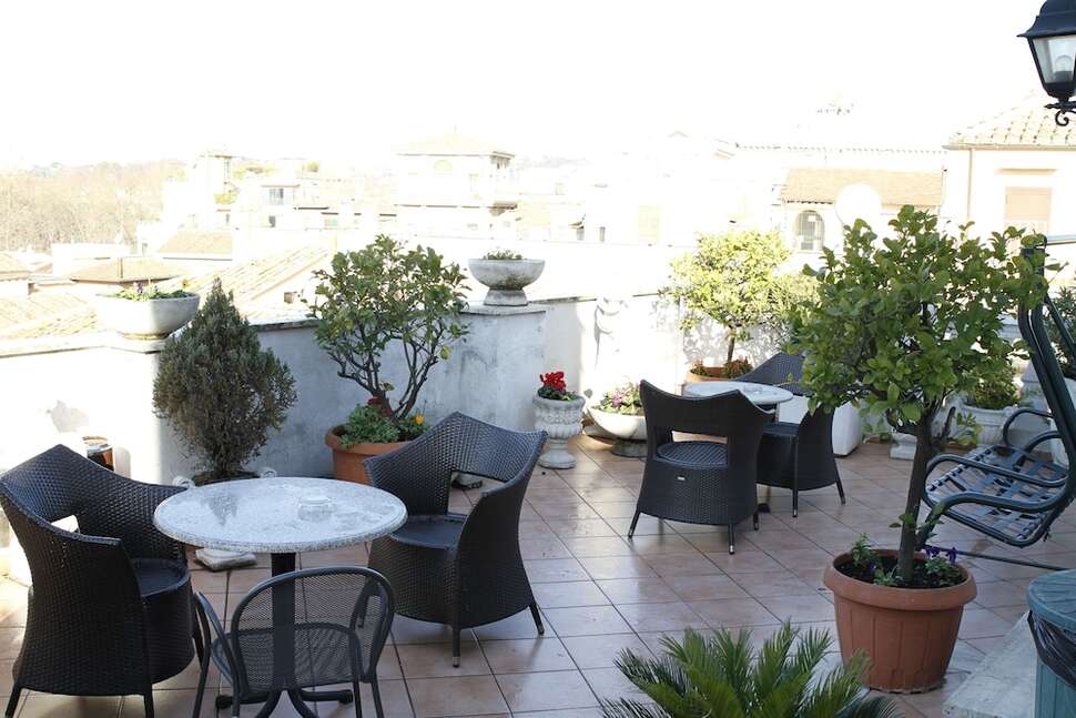 Een foto van het terras bij Hotel Genio