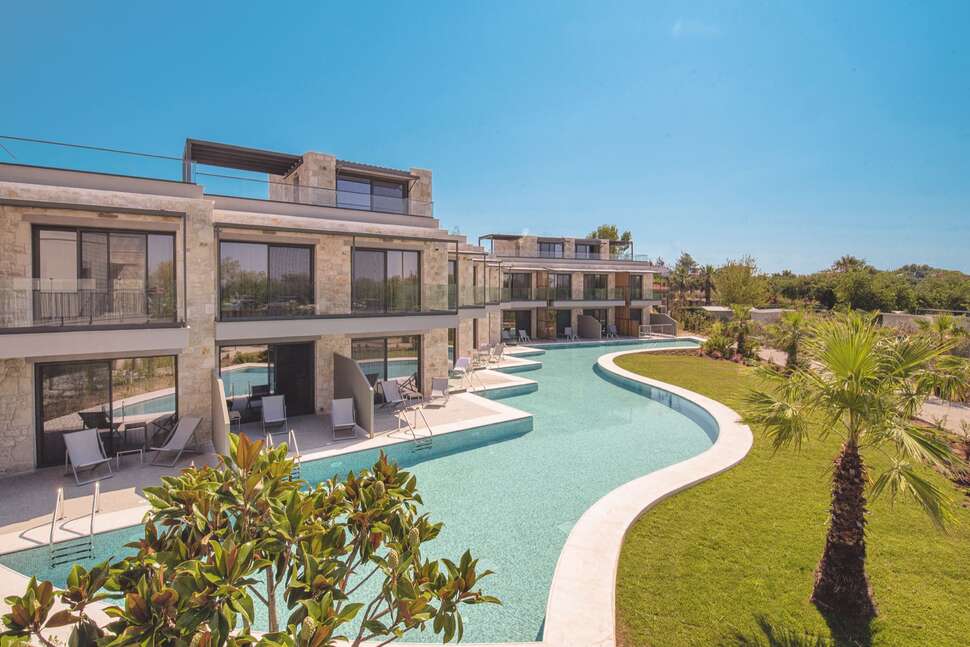 Een foto van het zwembad bij Portes Lithos Luxury Resort