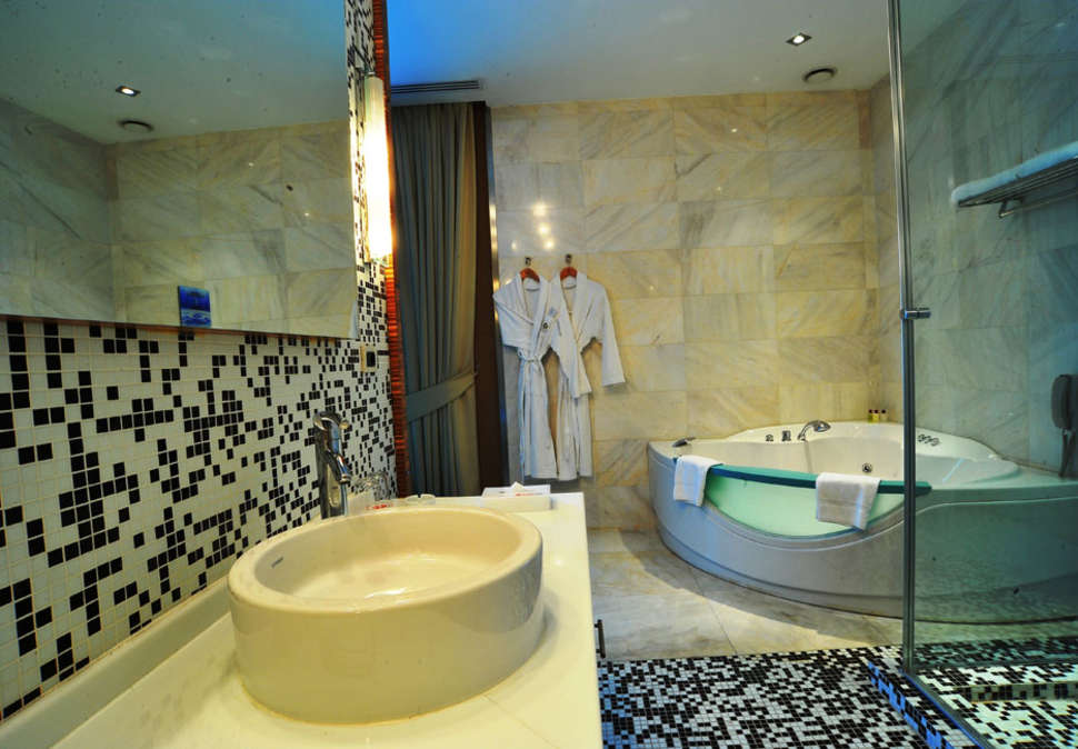 Ein Foto Ramada Plaza By Wyndham İstanbul City Center