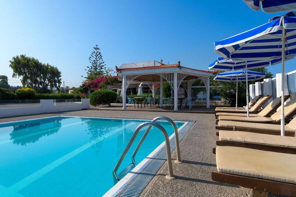 Een foto van het zwembad bij Nirvana Beach Hotel