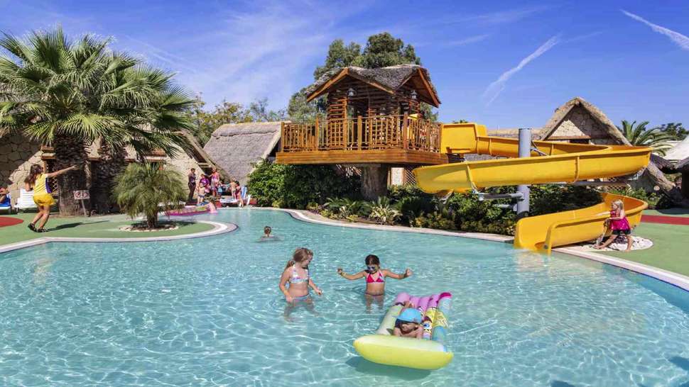 Een foto van het zwembad bij TUI Magic Life Belek