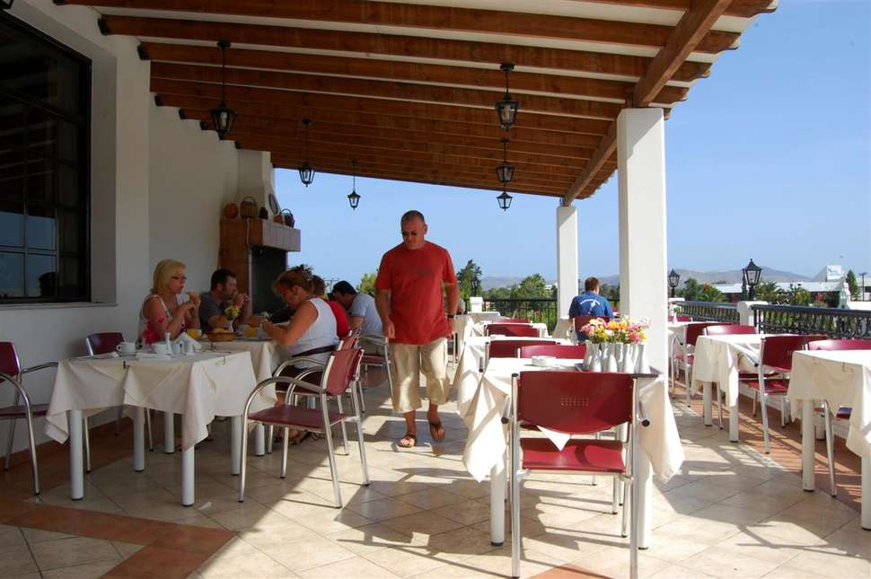 Een foto van het terras bij Hotel Palladium