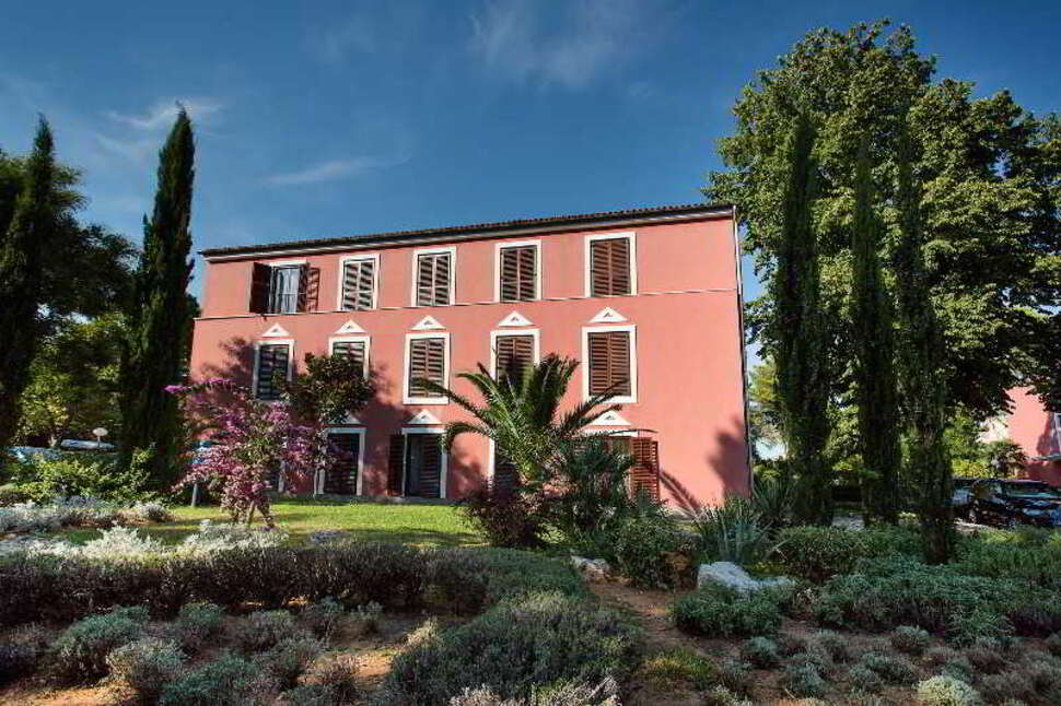 Een foto van de buitenkant van Villa Donat