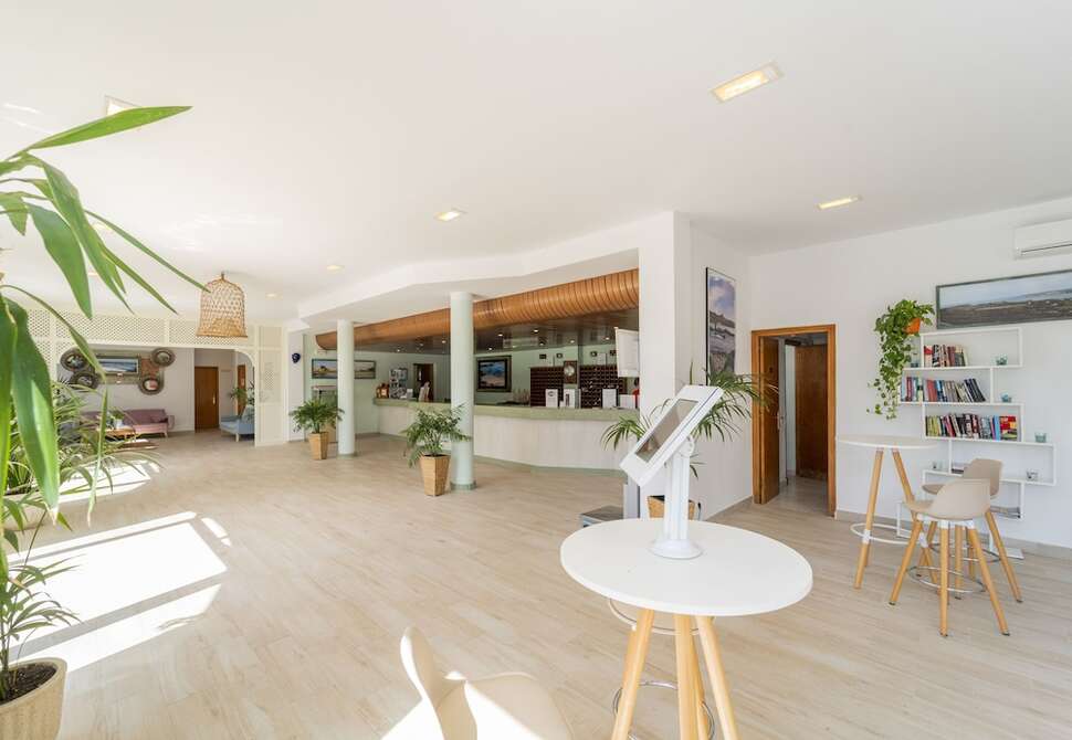 Een foto van het interieur van Beach Club Hotel